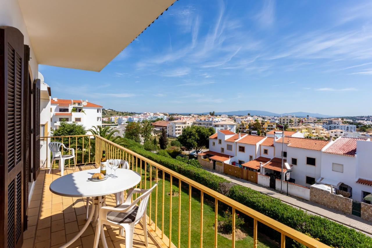 Tom's Central With Rooftop Terrace & Spacious Pool * Lagos